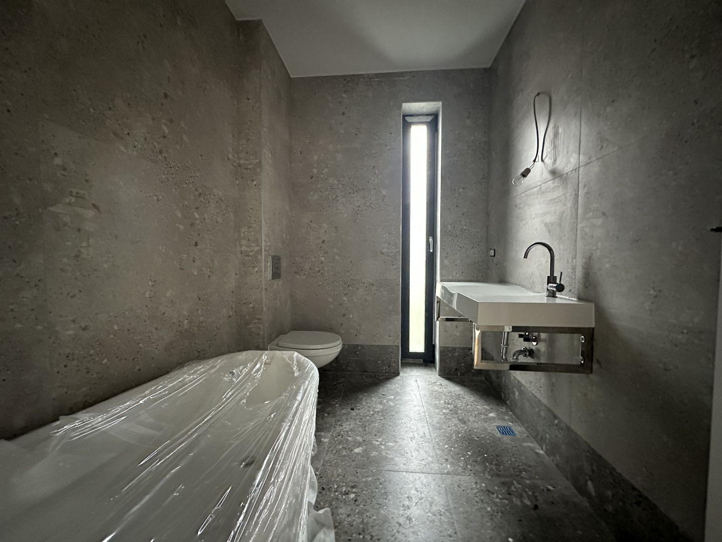 Apartament 3 camere parter cu curte.