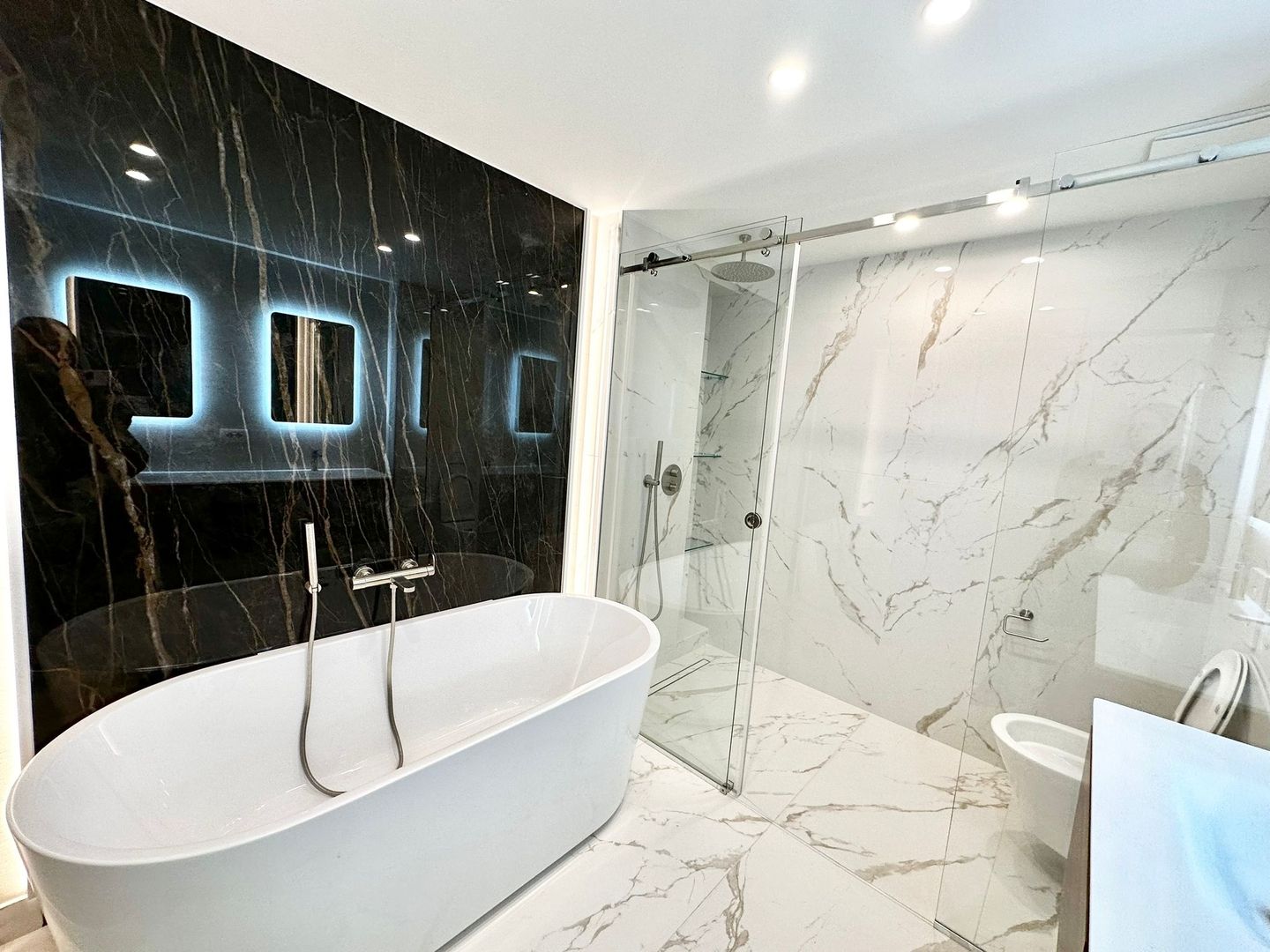 Washington Residence | Luxury 3 bedroom apartment for rent | Private garden