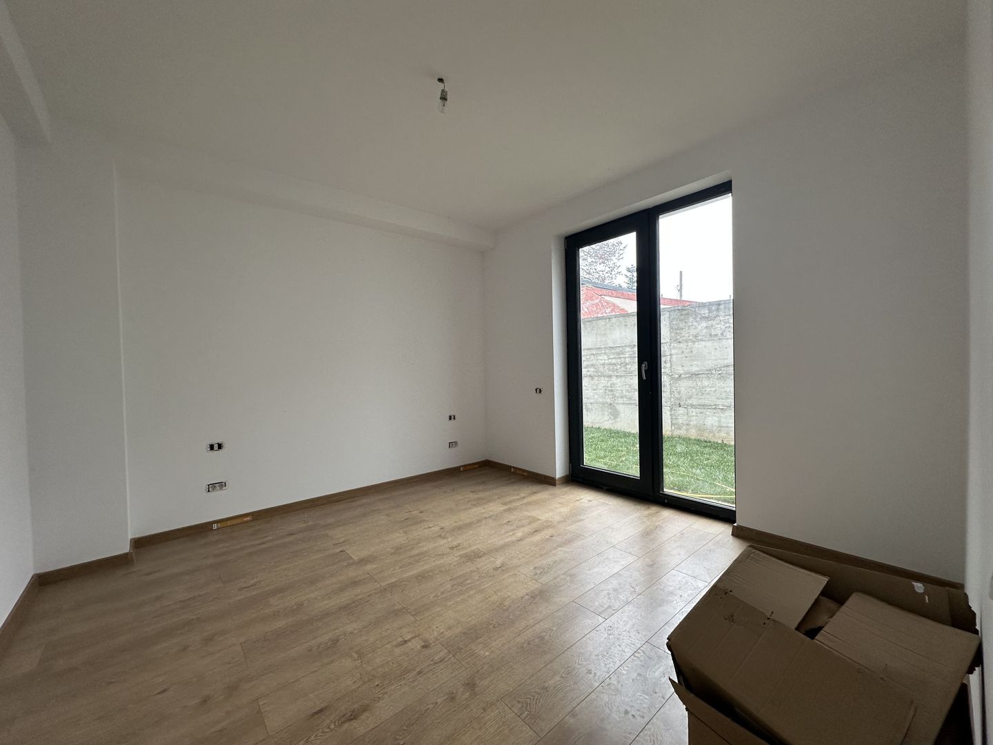 Apartament 3 camere parter cu curte.